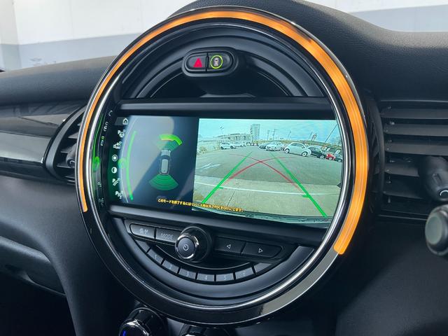 ＭＩＮＩ クーパー　ＬＣＩモデルＭＩＮＩドライビングアシストＡＣＣブラックレザーシート　シートヒーター　バックカメラ社外インターフェースフルセグＴＶ　ドライブレコーダー　ブラックアクセントトリム　アンビエントライト（7枚目）