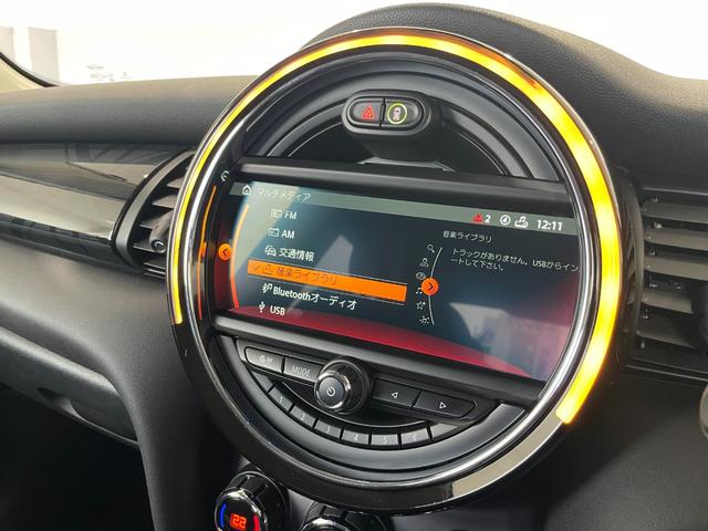 ＭＩＮＩ クーパー　ＬＣＩモデルＭＩＮＩドライビングアシストＡＣＣブラックレザーシート　シートヒーター　バックカメラ社外インターフェースフルセグＴＶ　ドライブレコーダー　ブラックアクセントトリム　アンビエントライト（8枚目）