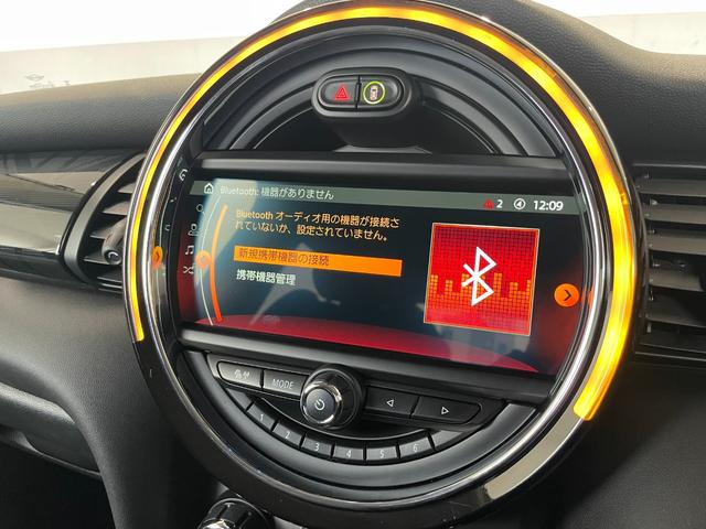 ＭＩＮＩ クーパー　ＬＣＩモデルＭＩＮＩドライビングアシストＡＣＣブラックレザーシート　シートヒーター　バックカメラ社外インターフェースフルセグＴＶ　ドライブレコーダー　ブラックアクセントトリム　アンビエントライト（9枚目）