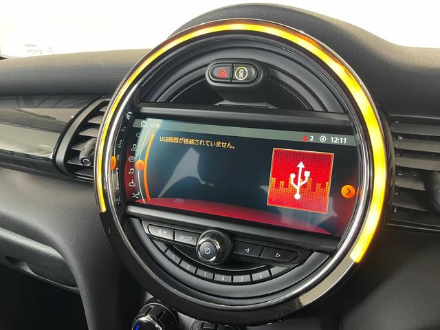 ＭＩＮＩ クーパー　ＬＣＩモデルＭＩＮＩドライビングアシストＡＣＣブラックレザーシート　シートヒーター　バックカメラ社外インターフェースフルセグＴＶ　ドライブレコーダー　ブラックアクセントトリム　アンビエントライト（10枚目）