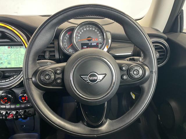 ＭＩＮＩ クーパー　ＬＣＩモデルＭＩＮＩドライビングアシストＡＣＣブラックレザーシート　シートヒーター　バックカメラ社外インターフェースフルセグＴＶ　ドライブレコーダー　ブラックアクセントトリム　アンビエントライト（17枚目）