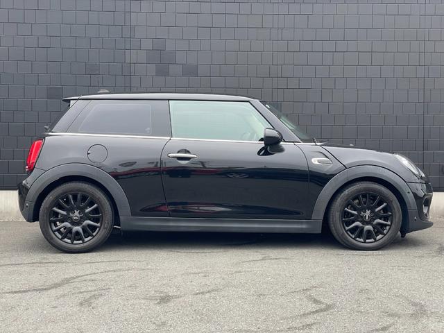 ＭＩＮＩ クーパー　ＬＣＩモデルＭＩＮＩドライビングアシストＡＣＣブラックレザーシート　シートヒーター　バックカメラ社外インターフェースフルセグＴＶ　ドライブレコーダー　ブラックアクセントトリム　アンビエントライト（55枚目）