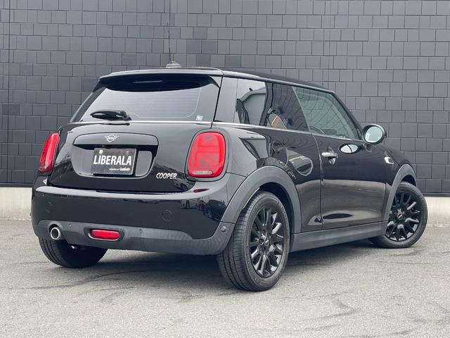 ＭＩＮＩ クーパー　ＬＣＩモデルＭＩＮＩドライビングアシストＡＣＣブラックレザーシート　シートヒーター　バックカメラ社外インターフェースフルセグＴＶ　ドライブレコーダー　ブラックアクセントトリム　アンビエントライト（56枚目）