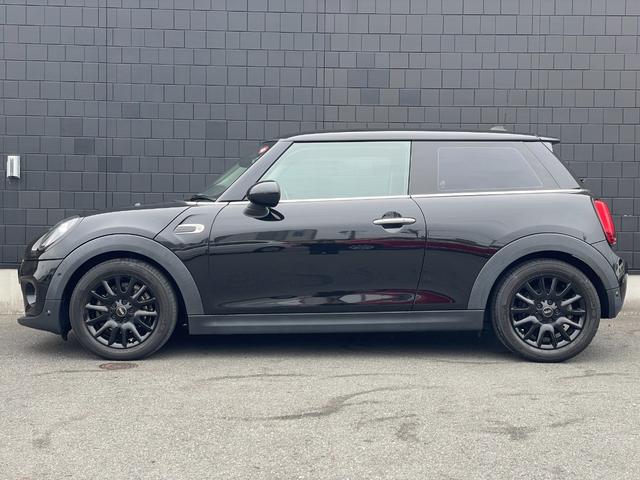 ＭＩＮＩ クーパー　ＬＣＩモデルＭＩＮＩドライビングアシストＡＣＣブラックレザーシート　シートヒーター　バックカメラ社外インターフェースフルセグＴＶ　ドライブレコーダー　ブラックアクセントトリム　アンビエントライト（59枚目）