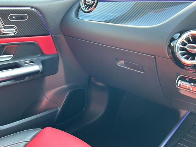 Ｂクラス Ｂ１８０　レザーエクスクルーシブＰＫＧ　ＭＢＵＸナビフルセグＴＶ　ＢｌｕｅｔｏｏｔｈアドバンスドＰＫＧ全方位カメラヘッドアップディスプレイ赤黒レザーシート　シートヒーター　メモリーパワーシートパワーバックドア（17枚目）