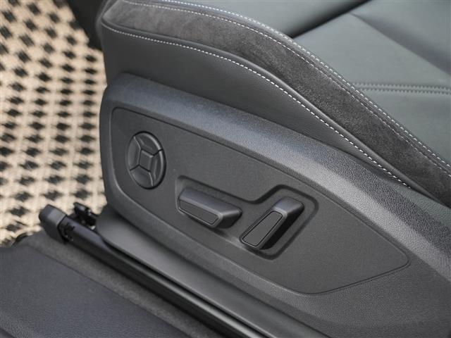 Ｑ３ ３５ＴＦＳＩ　Ｓライン　ワンオーナー　ＡｕｄｙプレセンスＡＣＣレーンアシストサイドアシスト　ＭＭＩナビフルセグＴＶ　Ｂｌｕｅｔｏｏｔｈ全方位カメラブラックレザーシートシートヒーター　パワーバックドア　ドライブセレクトドラレコ（6枚目）