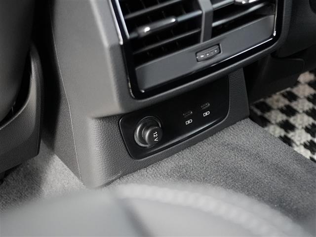 Ｑ３ ３５ＴＦＳＩ　Ｓライン　ワンオーナー　ＡｕｄｙプレセンスＡＣＣレーンアシストサイドアシスト　ＭＭＩナビフルセグＴＶ　Ｂｌｕｅｔｏｏｔｈ全方位カメラブラックレザーシートシートヒーター　パワーバックドア　ドライブセレクトドラレコ（13枚目）