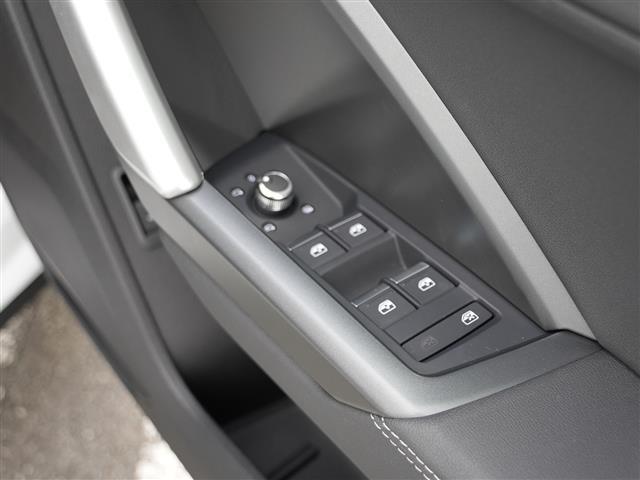 Ｑ３ ３５ＴＦＳＩ　Ｓライン　ワンオーナー　ＡｕｄｙプレセンスＡＣＣレーンアシストサイドアシスト　ＭＭＩナビフルセグＴＶ　Ｂｌｕｅｔｏｏｔｈ全方位カメラブラックレザーシートシートヒーター　パワーバックドア　ドライブセレクトドラレコ（19枚目）