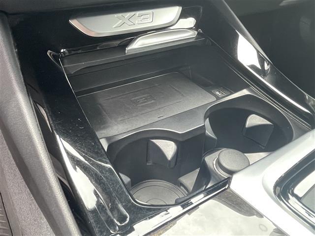 マットブラックにホワイトのＬＩＢＥＲＡＬＡのロゴの建物と看板が目印です。