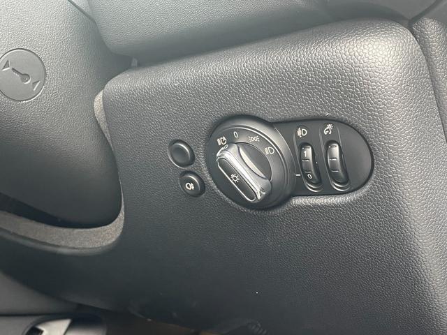 ＭＩＮＩ クーパーＤ　クラシック・トリム　ＭＩＮＩ　Ａｐｐ対応ディスプレイオーディオ　ＣａｒＰｌａｙ対応　Ｂｌｕｅｔｏｏｔｈバックカメラ　インテリＳＦＴ衝突軽減ブレーキ　ハーフレザーシート　シートヒーター　置くだけ充電アンビエントライト（15枚目）