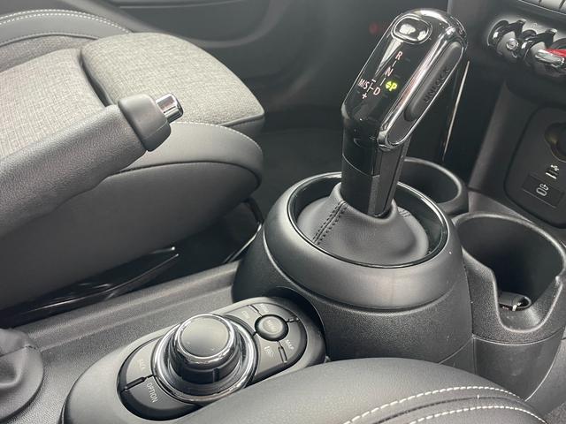 ＭＩＮＩ クーパーＤ　クラシック・トリム　ＭＩＮＩ　Ａｐｐ対応ディスプレイオーディオ　ＣａｒＰｌａｙ対応　Ｂｌｕｅｔｏｏｔｈバックカメラ　インテリＳＦＴ衝突軽減ブレーキ　ハーフレザーシート　シートヒーター　置くだけ充電アンビエントライト（18枚目）