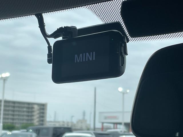 ＭＩＮＩ クーパーＤ　クラシック・トリム　ＭＩＮＩ　Ａｐｐ対応ディスプレイオーディオ　ＣａｒＰｌａｙ対応　Ｂｌｕｅｔｏｏｔｈバックカメラ　インテリＳＦＴ衝突軽減ブレーキ　ハーフレザーシート　シートヒーター　置くだけ充電アンビエントライト（22枚目）