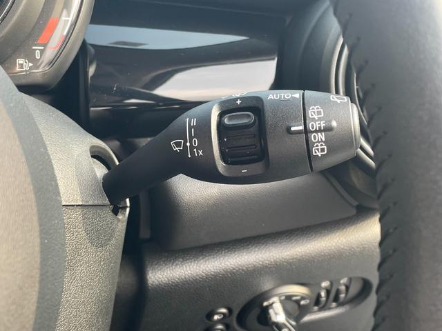 ＭＩＮＩ クーパー　ＬＣＩモデルインテリセーフティ軽減ブレーキｈａｒｍａｎ／ｋａｒｄｏｎサラウンドブラックハーフレザーシート　シートヒーター　コンフォートアクセス純正ナビ　ＢｌｕｅｔｏｏｔｈバックカメラＥＴＣＵＫテール（31枚目）