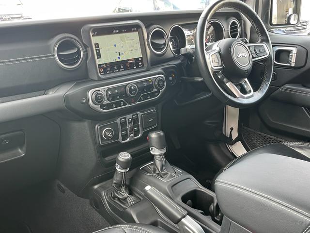 ジープ・ラングラーアンリミテッド サハラ　ＪＥＰＰＥＳＥＮ１インチリフトＵＰ　ＵｃｏｎｎｅｃｔナビフルセグＴＶ　Ｂｌｕｅｔｏｏｔｈ　ＣａｒＰｌａｙ対応バックカメラブラックレザーシートシートヒーター　ステアリングヒータ　軽減ブレーキＡＣＣＢＳＭ（4枚目）