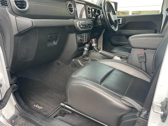 ジープ・ラングラーアンリミテッド サハラ　ＪＥＰＰＥＳＥＮ１インチリフトＵＰ　ＵｃｏｎｎｅｃｔナビフルセグＴＶ　Ｂｌｕｅｔｏｏｔｈ　ＣａｒＰｌａｙ対応バックカメラブラックレザーシートシートヒーター　ステアリングヒータ　軽減ブレーキＡＣＣＢＳＭ（7枚目）