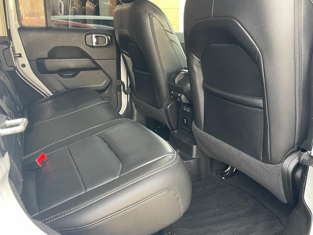 ジープ・ラングラーアンリミテッド サハラ　ＪＥＰＰＥＳＥＮ１インチリフトＵＰ　ＵｃｏｎｎｅｃｔナビフルセグＴＶ　Ｂｌｕｅｔｏｏｔｈ　ＣａｒＰｌａｙ対応バックカメラブラックレザーシートシートヒーター　ステアリングヒータ　軽減ブレーキＡＣＣＢＳＭ（8枚目）