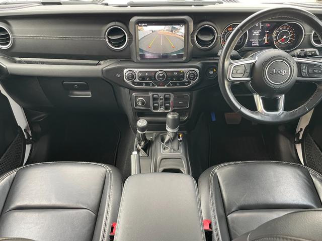 ジープ・ラングラーアンリミテッド サハラ　ＪＥＰＰＥＳＥＮ１インチリフトＵＰ　ＵｃｏｎｎｅｃｔナビフルセグＴＶ　Ｂｌｕｅｔｏｏｔｈ　ＣａｒＰｌａｙ対応バックカメラブラックレザーシートシートヒーター　ステアリングヒータ　軽減ブレーキＡＣＣＢＳＭ（13枚目）