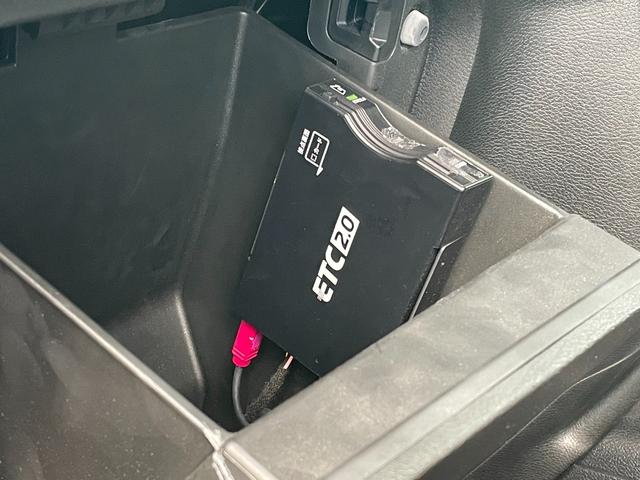 ジープ・ラングラーアンリミテッド サハラ　ＪＥＰＰＥＳＥＮ１インチリフトＵＰ　ＵｃｏｎｎｅｃｔナビフルセグＴＶ　Ｂｌｕｅｔｏｏｔｈ　ＣａｒＰｌａｙ対応バックカメラブラックレザーシートシートヒーター　ステアリングヒータ　軽減ブレーキＡＣＣＢＳＭ（19枚目）