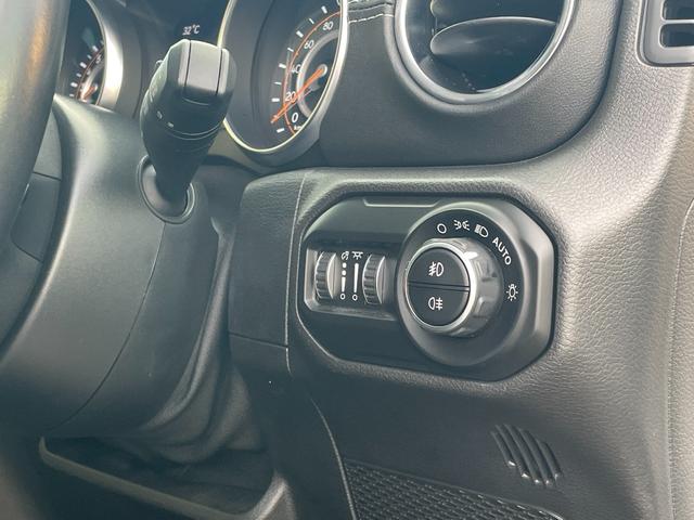ジープ・ラングラーアンリミテッド サハラ　ＪＥＰＰＥＳＥＮ１インチリフトＵＰ　ＵｃｏｎｎｅｃｔナビフルセグＴＶ　Ｂｌｕｅｔｏｏｔｈ　ＣａｒＰｌａｙ対応バックカメラブラックレザーシートシートヒーター　ステアリングヒータ　軽減ブレーキＡＣＣＢＳＭ（21枚目）