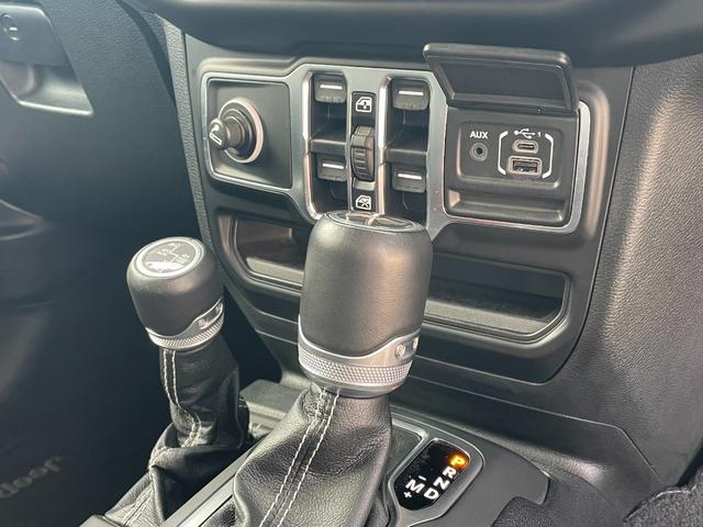 ジープ・ラングラーアンリミテッド サハラ　ＪＥＰＰＥＳＥＮ１インチリフトＵＰ　ＵｃｏｎｎｅｃｔナビフルセグＴＶ　Ｂｌｕｅｔｏｏｔｈ　ＣａｒＰｌａｙ対応バックカメラブラックレザーシートシートヒーター　ステアリングヒータ　軽減ブレーキＡＣＣＢＳＭ（22枚目）