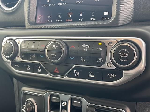 ジープ・ラングラーアンリミテッド サハラ　ＪＥＰＰＥＳＥＮ１インチリフトＵＰ　ＵｃｏｎｎｅｃｔナビフルセグＴＶ　Ｂｌｕｅｔｏｏｔｈ　ＣａｒＰｌａｙ対応バックカメラブラックレザーシートシートヒーター　ステアリングヒータ　軽減ブレーキＡＣＣＢＳＭ（23枚目）