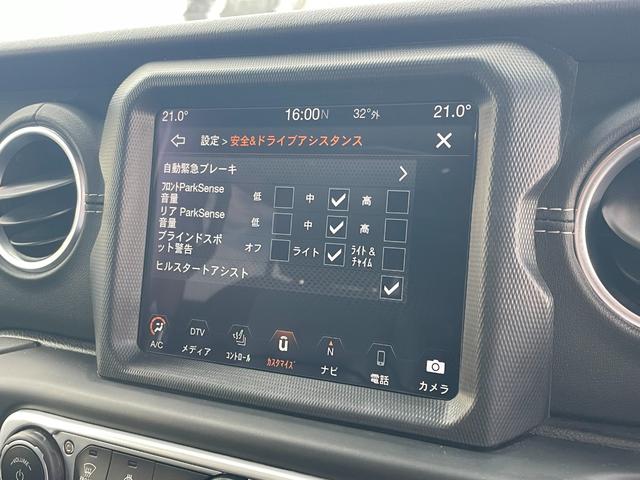 ジープ・ラングラーアンリミテッド サハラ　ＪＥＰＰＥＳＥＮ１インチリフトＵＰ　ＵｃｏｎｎｅｃｔナビフルセグＴＶ　Ｂｌｕｅｔｏｏｔｈ　ＣａｒＰｌａｙ対応バックカメラブラックレザーシートシートヒーター　ステアリングヒータ　軽減ブレーキＡＣＣＢＳＭ（24枚目）