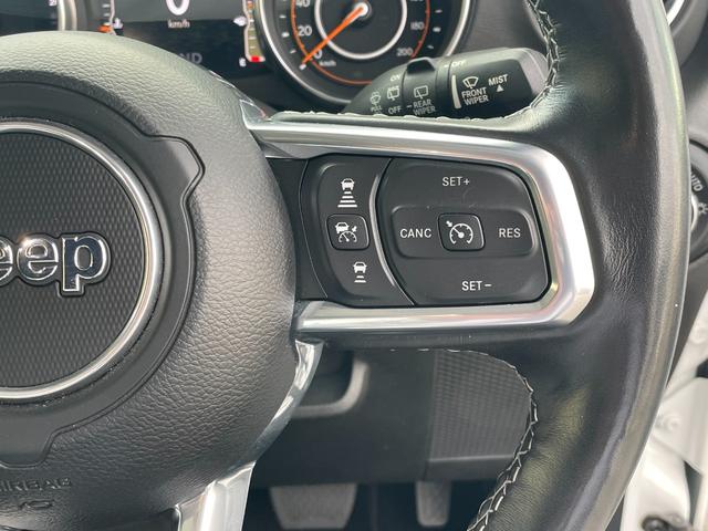 ジープ・ラングラーアンリミテッド サハラ　ＪＥＰＰＥＳＥＮ１インチリフトＵＰ　ＵｃｏｎｎｅｃｔナビフルセグＴＶ　Ｂｌｕｅｔｏｏｔｈ　ＣａｒＰｌａｙ対応バックカメラブラックレザーシートシートヒーター　ステアリングヒータ　軽減ブレーキＡＣＣＢＳＭ（32枚目）