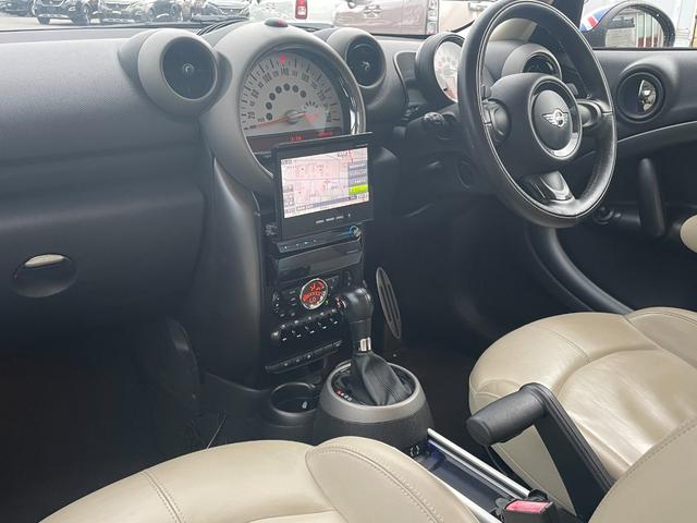 MINI クーパーS クロスオーバー オール4 アイボリーレザーシートシートヒーターカロッツェリアサイバーナビフルセグTVBluetooth HIDヘッドライト アンビエントライト 電動格納ミラーUKドアミラーUKルームミラーガラスフィルム施工(4枚目)