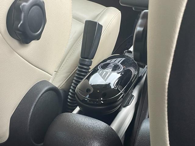 MINI クーパーS クロスオーバー オール4 アイボリーレザーシートシートヒーターカロッツェリアサイバーナビフルセグTVBluetooth HIDヘッドライト アンビエントライト 電動格納ミラーUKドアミラーUKルームミラーガラスフィルム施工(19枚目)