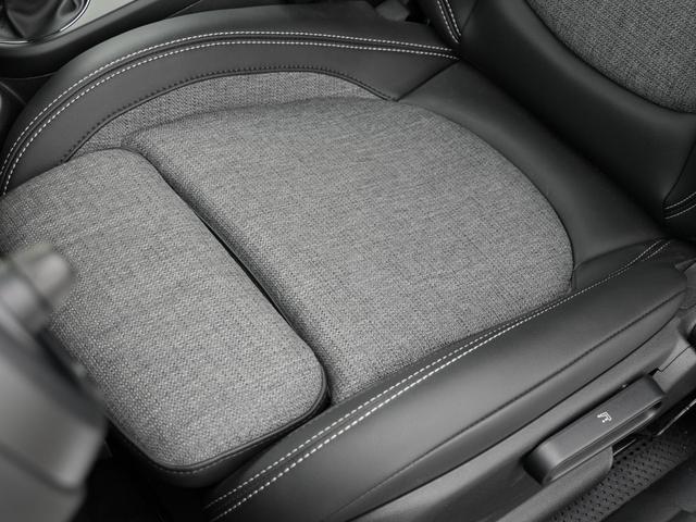 ＭＩＮＩ クーパーＤ　クラシック・トリム　クラシックトリムインテリジェントセーフティ衝突軽減ブレーキ　ディスプレイオーディオＣａｒｐｌａｙ対応ＭＩＮＩＡｐｐ対応バックカメラハーフレザーシートＭＩＮＩドライビングＭＯＤＥコンフォートアクセス（7枚目）