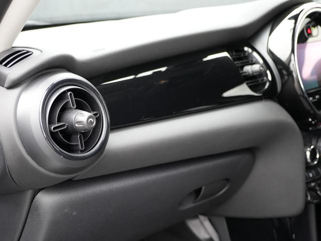 ＭＩＮＩ クーパーＤ　クラシック・トリム　クラシックトリムインテリジェントセーフティ衝突軽減ブレーキ　ディスプレイオーディオＣａｒｐｌａｙ対応ＭＩＮＩＡｐｐ対応バックカメラハーフレザーシートＭＩＮＩドライビングＭＯＤＥコンフォートアクセス（9枚目）