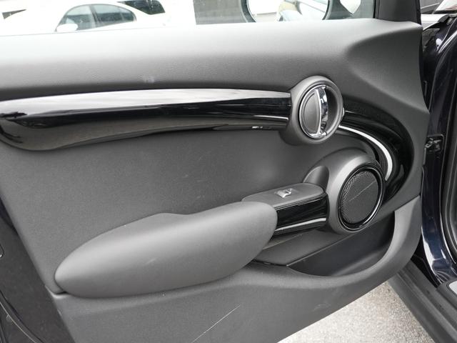 ＭＩＮＩ クーパーＤ　クラシック・トリム　クラシックトリムインテリジェントセーフティ衝突軽減ブレーキ　ディスプレイオーディオＣａｒｐｌａｙ対応ＭＩＮＩＡｐｐ対応バックカメラハーフレザーシートＭＩＮＩドライビングＭＯＤＥコンフォートアクセス（11枚目）