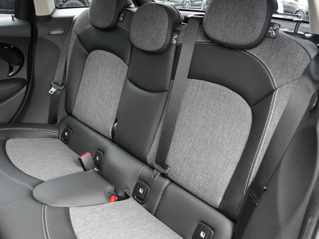 ＭＩＮＩ クーパーＤ　クラシック・トリム　クラシックトリムインテリジェントセーフティ衝突軽減ブレーキ　ディスプレイオーディオＣａｒｐｌａｙ対応ＭＩＮＩＡｐｐ対応バックカメラハーフレザーシートＭＩＮＩドライビングＭＯＤＥコンフォートアクセス（12枚目）