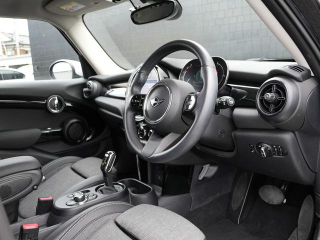 ＭＩＮＩ クーパーＤ　クラシック・トリム　クラシックトリムインテリジェントセーフティ衝突軽減ブレーキ　ディスプレイオーディオＣａｒｐｌａｙ対応ＭＩＮＩＡｐｐ対応バックカメラハーフレザーシートＭＩＮＩドライビングＭＯＤＥコンフォートアクセス（18枚目）