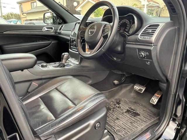ジープ・グランドチェロキー リミテッド SRT8エンジンフード UconnectナビフルセグTVCarplayBluetoothブラックレザーシートベンチレーションシートヒーターサイドステップ20インチメッキアルミ前後ドライブレコーダー(6枚目)