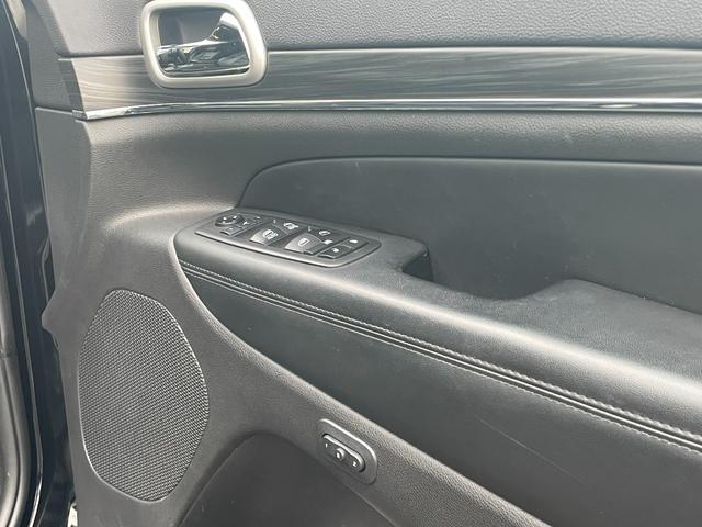 ジープ・グランドチェロキー リミテッド SRT8エンジンフード UconnectナビフルセグTVCarplayBluetoothブラックレザーシートベンチレーションシートヒーターサイドステップ20インチメッキアルミ前後ドライブレコーダー(15枚目)