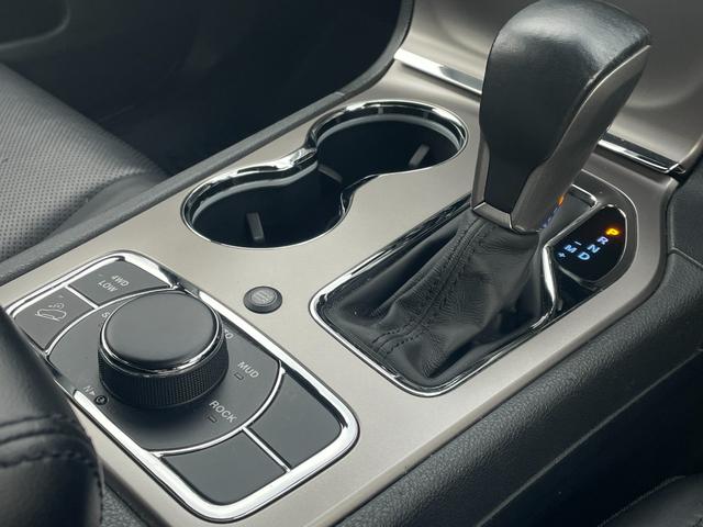 ジープ・グランドチェロキー リミテッド SRT8エンジンフード UconnectナビフルセグTVCarplayBluetoothブラックレザーシートベンチレーションシートヒーターサイドステップ20インチメッキアルミ前後ドライブレコーダー(23枚目)