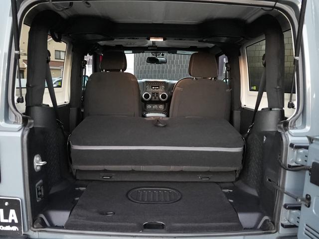 ジープ・ラングラー サハラ アンヴィルカラー JAOS BATTLEZステンレス2本出しマフラー RANCHOショックアブソーバー 社外エアクリーナーインテークパイプLEDヘッドライト JAOSマッドガード 背面タイヤ ETC(17枚目)