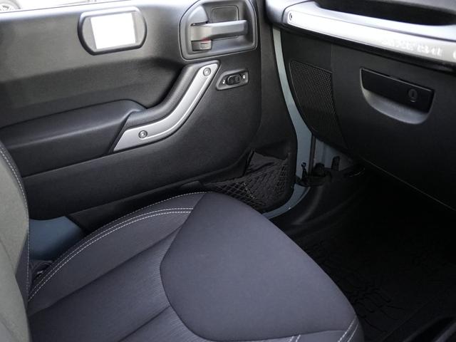 ジープ・ラングラー サハラ アンヴィルカラー JAOS BATTLEZステンレス2本出しマフラー RANCHOショックアブソーバー 社外エアクリーナーインテークパイプLEDヘッドライト JAOSマッドガード 背面タイヤ ETC(34枚目)