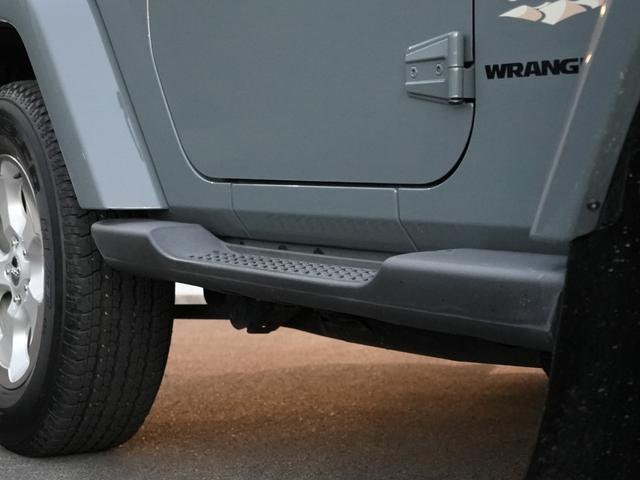 ジープ・ラングラー サハラ アンヴィルカラー JAOS BATTLEZステンレス2本出しマフラー RANCHOショックアブソーバー 社外エアクリーナーインテークパイプLEDヘッドライト JAOSマッドガード 背面タイヤ ETC(47枚目)