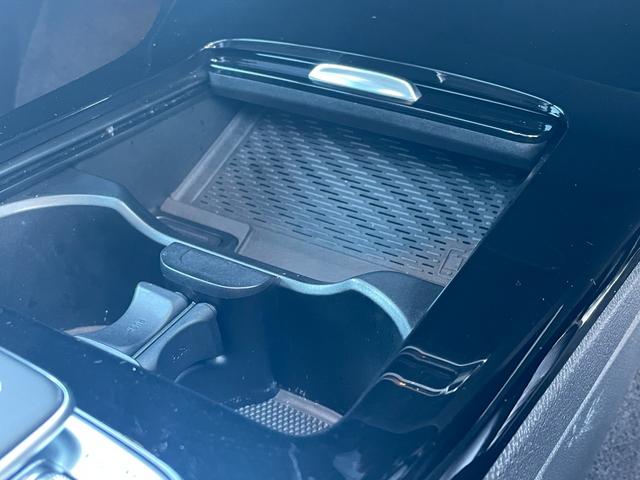 ＬＩＢＥＲＡＬＡは輸入車と本を愛される方々に少しだけ上質な時間が過ぎていくように、落ち着きのある空間をご用意しております。あなたにぴったりな少しハイセンスな図書館に遊びにいらしてください。