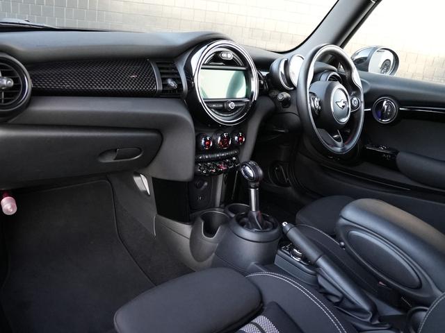 ＭＩＮＩ クーパーＳＤ　ＬＣＩモデル　インテリジェントセーフティ軽減ブレーキＡＣＣ　純正ナビＢｌｕｅｔｏｏｔｈバックカメラＭＩＮＩドライビングＭＯＤＥ　ＪＣＷステアリング　コンフォートアクセス　アンビエントライト前後ＰＤＣ（4枚目）