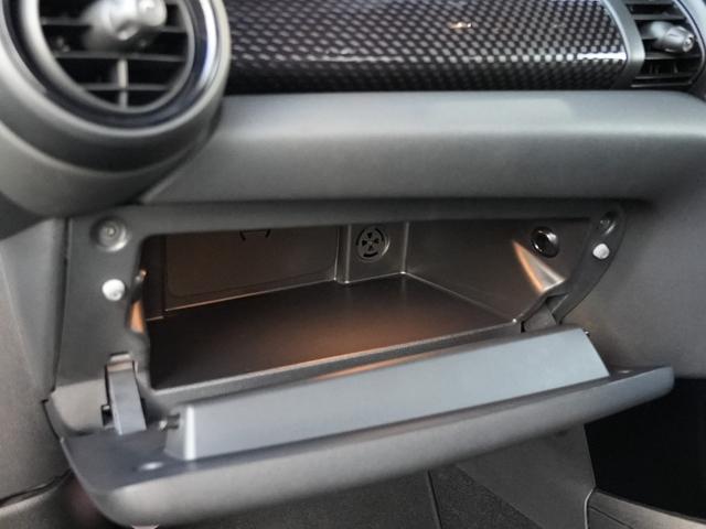 ＭＩＮＩ クーパーＳＤ　ＬＣＩモデル　インテリジェントセーフティ軽減ブレーキＡＣＣ　純正ナビＢｌｕｅｔｏｏｔｈバックカメラＭＩＮＩドライビングＭＯＤＥ　ＪＣＷステアリング　コンフォートアクセス　アンビエントライト前後ＰＤＣ（8枚目）