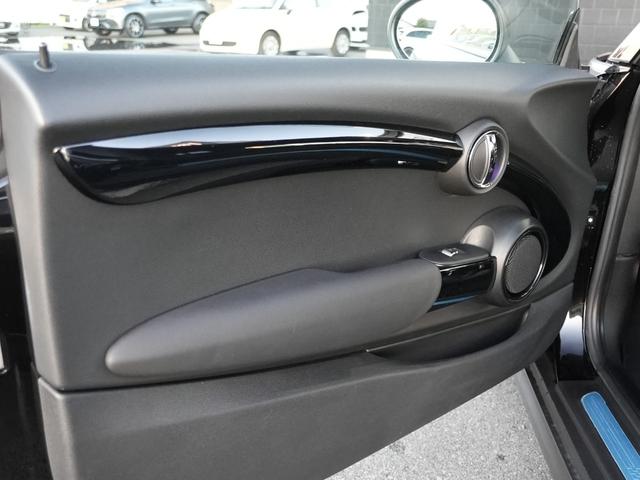 ＭＩＮＩ クーパーＳＤ　ＬＣＩモデル　インテリジェントセーフティ軽減ブレーキＡＣＣ　純正ナビＢｌｕｅｔｏｏｔｈバックカメラＭＩＮＩドライビングＭＯＤＥ　ＪＣＷステアリング　コンフォートアクセス　アンビエントライト前後ＰＤＣ（9枚目）