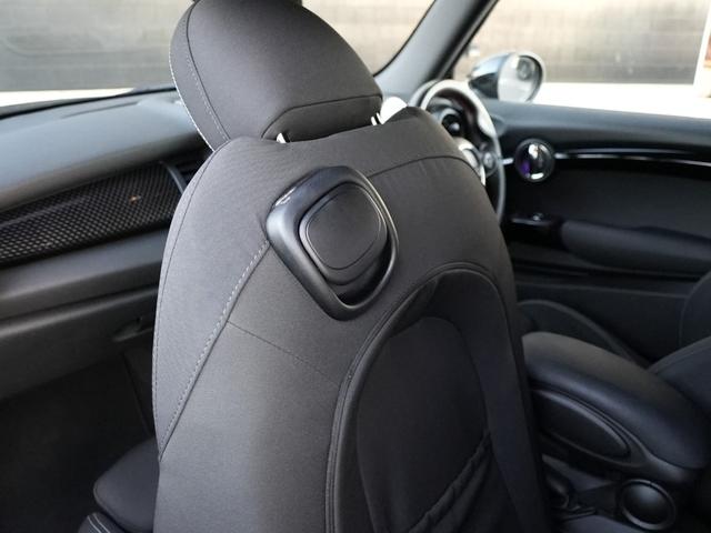 ＭＩＮＩ クーパーＳＤ　ＬＣＩモデル　インテリジェントセーフティ軽減ブレーキＡＣＣ　純正ナビＢｌｕｅｔｏｏｔｈバックカメラＭＩＮＩドライビングＭＯＤＥ　ＪＣＷステアリング　コンフォートアクセス　アンビエントライト前後ＰＤＣ（11枚目）