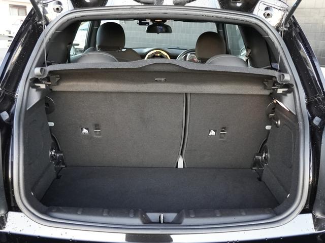 ＭＩＮＩ クーパーＳＤ　ＬＣＩモデル　インテリジェントセーフティ軽減ブレーキＡＣＣ　純正ナビＢｌｕｅｔｏｏｔｈバックカメラＭＩＮＩドライビングＭＯＤＥ　ＪＣＷステアリング　コンフォートアクセス　アンビエントライト前後ＰＤＣ（13枚目）