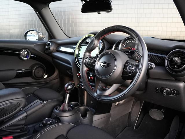 ＭＩＮＩ クーパーＳＤ　ＬＣＩモデル　インテリジェントセーフティ軽減ブレーキＡＣＣ　純正ナビＢｌｕｅｔｏｏｔｈバックカメラＭＩＮＩドライビングＭＯＤＥ　ＪＣＷステアリング　コンフォートアクセス　アンビエントライト前後ＰＤＣ（15枚目）
