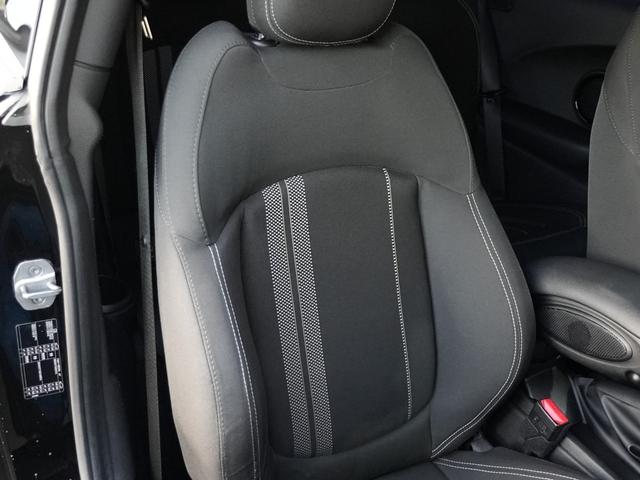 ＭＩＮＩ クーパーＳＤ　ＬＣＩモデル　インテリジェントセーフティ軽減ブレーキＡＣＣ　純正ナビＢｌｕｅｔｏｏｔｈバックカメラＭＩＮＩドライビングＭＯＤＥ　ＪＣＷステアリング　コンフォートアクセス　アンビエントライト前後ＰＤＣ（16枚目）