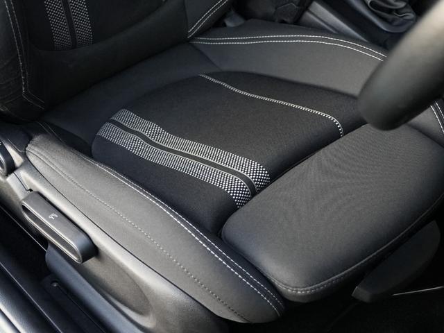 ＭＩＮＩ クーパーＳＤ　ＬＣＩモデル　インテリジェントセーフティ軽減ブレーキＡＣＣ　純正ナビＢｌｕｅｔｏｏｔｈバックカメラＭＩＮＩドライビングＭＯＤＥ　ＪＣＷステアリング　コンフォートアクセス　アンビエントライト前後ＰＤＣ（17枚目）