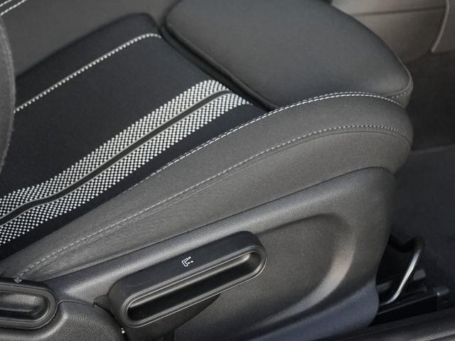 ＭＩＮＩ クーパーＳＤ　ＬＣＩモデル　インテリジェントセーフティ軽減ブレーキＡＣＣ　純正ナビＢｌｕｅｔｏｏｔｈバックカメラＭＩＮＩドライビングＭＯＤＥ　ＪＣＷステアリング　コンフォートアクセス　アンビエントライト前後ＰＤＣ（18枚目）